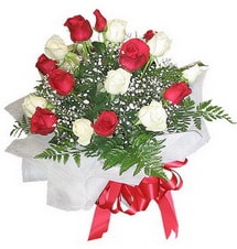 Ankara Sincan çiçek gönder firması şahane ürünümüz 11 adet karışık gülden buket çiçeği