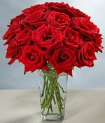 Ankara Sincan çiçek yolla firma ürünümüz cam vazoda 12 adet kırmızı gül Ankara çiçek gönder firması şahane ürünümüz 